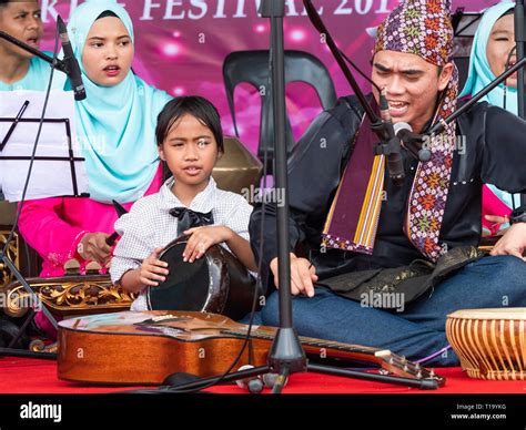 Iskandar Zulkarnain's Musical Extravaganza: A Celebration of Malaysian Music and Culture!